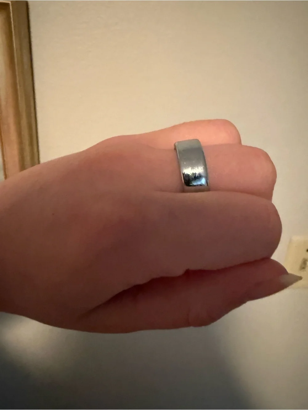 OURA RING SIZE 8 SILVER. ALSO COMES WITH COVERS TO MIX AND MATCH COLOR.